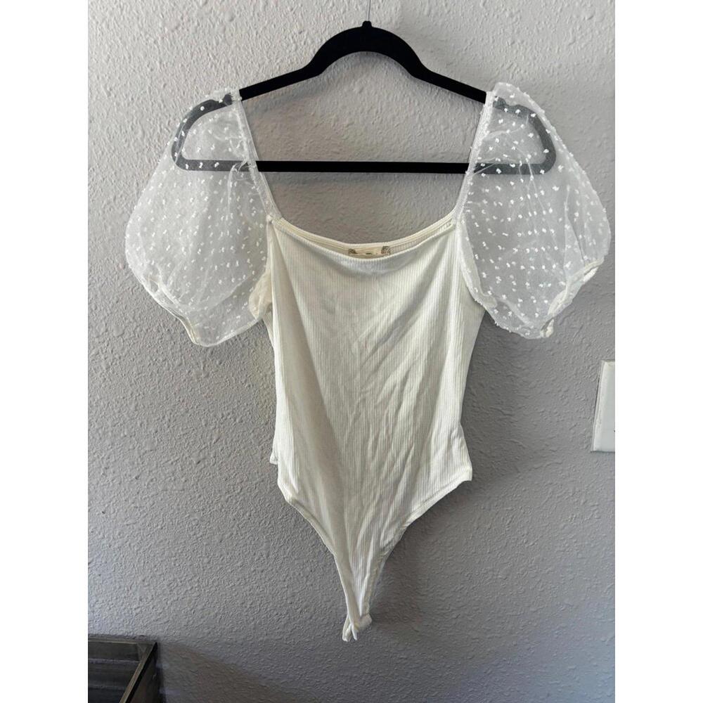 Altar'd State white ribbed bodysuit with puff sleeves size M